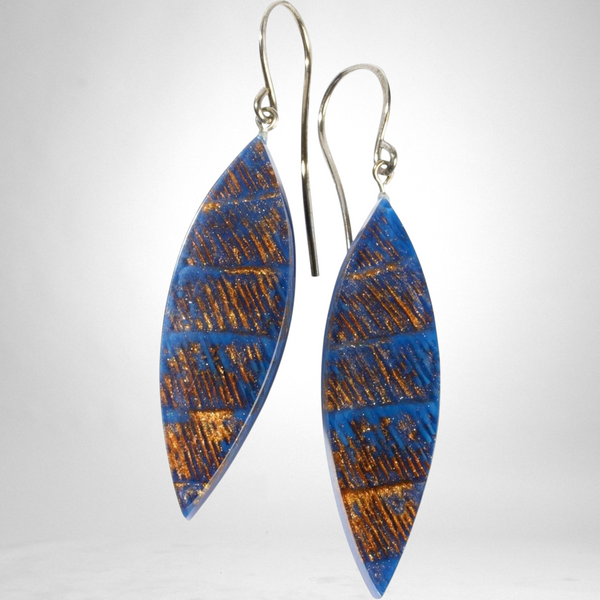 Style and Grace JUNO blue leaf-shaped earrings with copper textured inlay and silver short hooks
